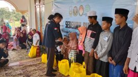 BERBAGI: CDK Sumenep saat memberikan santunan anak yatim (Doc. Seputar Jatim)