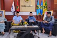 BERKUMPUL: Kepala Humas UNIBA Madura Ainurrofiqie, Warek I Budyi Suswanto, Dekan Fakultas Sains dan Teknologi Emon Rifa'i, dan Kepala BAUK Novi Wahyuningtias, saat konferensi pers (SandiGT - Seputar Jatim)