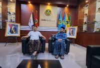 BERSARUNG: Kepala LPPM UNIBA Madura, Achmad Zuhri, Didampingi Warek I Budi Suswanto, Saat menemui jurnalis (SandiGT - Seputar Jatim)