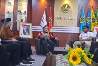 BERCERITA: Rektor UNIBA Madura, Rachmad Hidayat (tengah) saat bincang-bincang santai di ruangannya bersama jurnalis (SandiGT - Seputar Jatim)