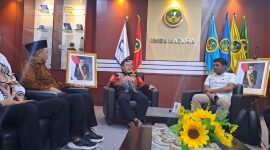 BERCERITA: Rektor UNIBA Madura, Rachmad Hidayat (tengah) saat bincang-bincang santai di ruangannya bersama jurnalis (SandiGT - Seputar Jatim)