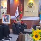 BERCERITA: Rektor UNIBA Madura, Rachmad Hidayat (tengah) saat bincang-bincang santai di ruangannya bersama jurnalis (SandiGT - Seputar Jatim)