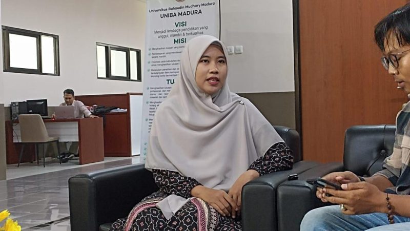 SANTAI: Dekan FBA UNIBA Madura, Lailiy Kurnia Ilahi, saat memaparkan program International Internship (SandiGT - Seputar Jatim)