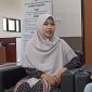 SANTAI: Dekan FBA UNIBA Madura, Lailiy Kurnia Ilahi, saat memaparkan program International Internship (SandiGT - Seputar Jatim)
