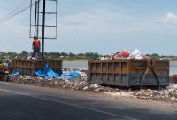 KUMUH: Tumpukan sampah yang sedang dirapikan oleh petugas di Sumenep (SandiGT - Seputar Jatim)