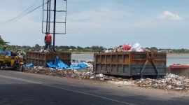 KUMUH: Tumpukan sampah yang sedang dirapikan oleh petugas di Sumenep (SandiGT - Seputar Jatim)