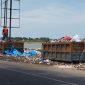 KUMUH: Tumpukan sampah yang sedang dirapikan oleh petugas di Sumenep (SandiGT - Seputar Jatim)
