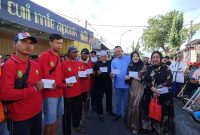 KOMPAK: Keluarga Besar Bani Insan Peduli saat menunjukkan amplop berisi uang untuk dibagikan kepada masyarakat kecil di Sumenep (Sand - Seputar Jatim)