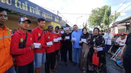 KOMPAK: Keluarga Besar Bani Insan Peduli saat menunjukkan amplop berisi uang untuk dibagikan kepada masyarakat kecil di Sumenep (Sand - Seputar Jatim)