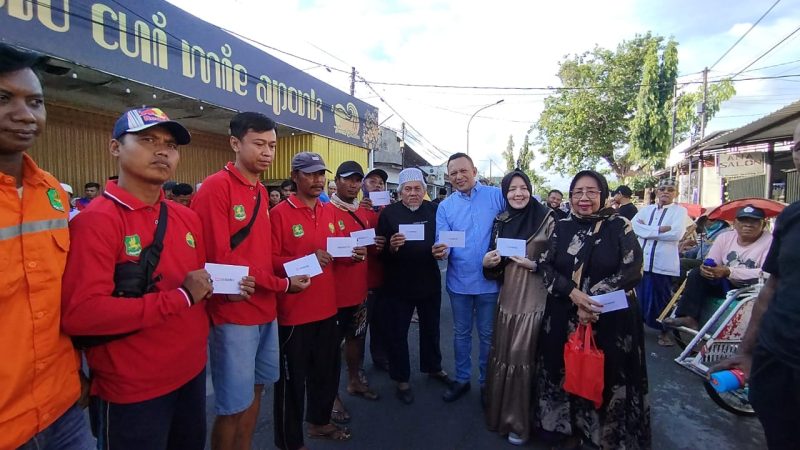 KOMPAK: Keluarga Besar Bani Insan Peduli saat menunjukkan amplop berisi uang untuk dibagikan kepada masyarakat kecil di Sumenep (Sand - Seputar Jatim)