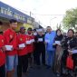 KOMPAK: Keluarga Besar Bani Insan Peduli saat menunjukkan amplop berisi uang untuk dibagikan kepada masyarakat kecil di Sumenep (Sand - Seputar Jatim)