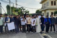 BERKOMITMEN: Saat tuntutan mahasiswa direspon baik oleh pihak kampus STKIP PGRI Sumenep (SandiGT - Seputar Jatim)