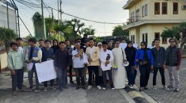 BERKOMITMEN: Saat tuntutan mahasiswa direspon baik oleh pihak kampus STKIP PGRI Sumenep (SandiGT - Seputar Jatim)