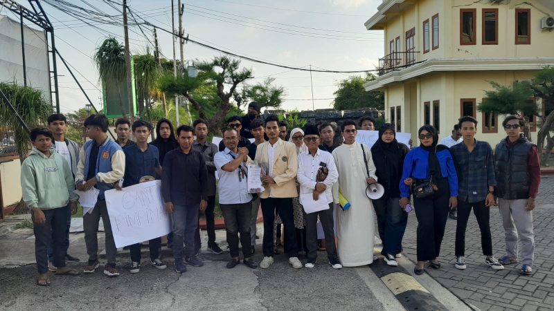 BERKOMITMEN: Saat tuntutan mahasiswa direspon baik oleh pihak kampus STKIP PGRI Sumenep (SandiGT - Seputar Jatim)