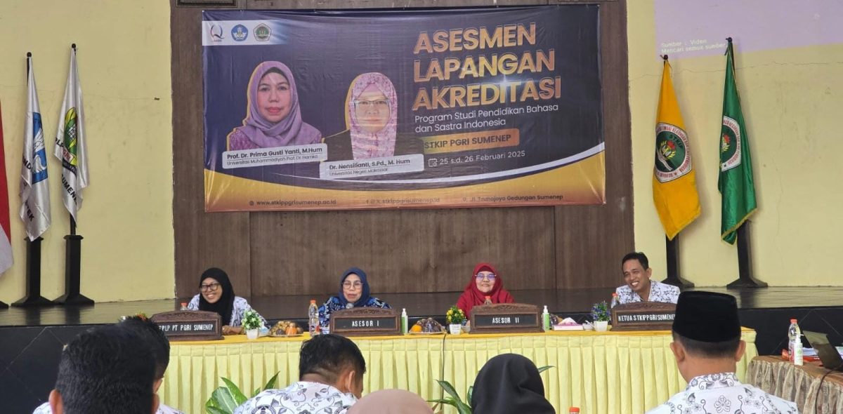 RAPAT: Prodi PBSI STKIP PGRI Sumenep saat melakukan asesmen lapangan akreditasi (SandiGT - Seputar Jatim)