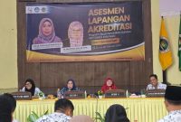 RAPAT: Prodi PBSI STKIP PGRI Sumenep saat melakukan asesmen lapangan akreditasi (SandiGT - Seputar Jatim)