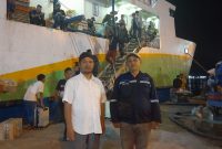 DIPANTAU: Suasana warga Kepulauan Sumenep saat pulang kampung melalui transportasi laut dari Program Mudik Gratis 2025 (Doc. Seputar Jatim)