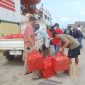 MEMBAWA: Ratusan nasi kotak dari Bupati Sumenep Achmad Fauzi Wongsojudo, untuk diberikan kepada para pemudik asal Pulau Masalembu di Pelabuhan Kalianget (Doc. Seputar Jatim)