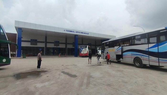 Jelang H-1 Lebaran Idul Fitri 1446 H, Jumlah Penumpang di Terminal Arya Wiraraja Alami Penurunan