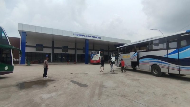 MENDUNG: Suasana sepi penumpang di terminal Arya Wiraraja Sumenep (SandiGT - Seputar Jatim)