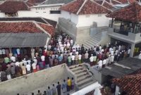 BERJAMAAH: Ribuan masyarakat Ketawang Karay Ganding menggelar salat Idul Fitri 1446 H di Pondok Pesantren Al Karawi, Kabupaten Sumenep (Doc. Istimewa)
