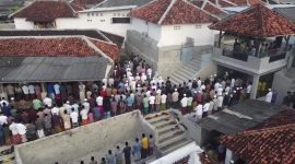 BERJAMAAH: Ribuan masyarakat Ketawang Karay Ganding menggelar salat Idul Fitri 1446 H di Pondok Pesantren Al Karawi, Kabupaten Sumenep (Doc. Istimewa)