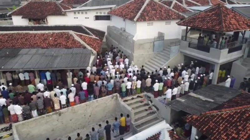 BERJAMAAH: Ribuan masyarakat Ketawang Karay Ganding menggelar salat Idul Fitri 1446 H di Pondok Pesantren Al Karawi, Kabupaten Sumenep (Doc. Istimewa)