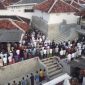 BERJAMAAH: Ribuan masyarakat Ketawang Karay Ganding menggelar salat Idul Fitri 1446 H di Pondok Pesantren Al Karawi, Kabupaten Sumenep (Doc. Istimewa)