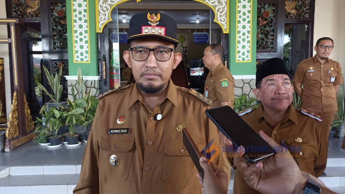 GAGAH: Bupati Sumenep, Achmad Fauzi Wongsojudo didampingi Wakil Bupati Sumenep Imam Hasyim, saat diwawancarai jurnalis usai menggelar halal bihalal di halam kantor setempat (SandiGT - Seputar Jatim)