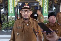 GAGAH: Bupati Sumenep, Achmad Fauzi Wongsojudo didampingi Wakil Bupati Sumenep Imam Hasyim, saat diwawancarai jurnalis usai menggelar halal bihalal di halam kantor setempat (SandiGT - Seputar Jatim)