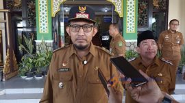 GAGAH: Bupati Sumenep, Achmad Fauzi Wongsojudo didampingi Wakil Bupati Sumenep Imam Hasyim, saat diwawancarai jurnalis usai menggelar halal bihalal di halam kantor setempat (SandiGT - Seputar Jatim)