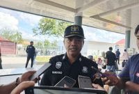 MENJELASKAN: Pengawas Satuan Pelayanan Terminal Arya Wiraraja Sumenep, Handoko Imam Hanafi, saat diwawancarai jurnalis (SandiGT - Seputar Jatim)