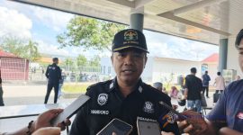 MENJELASKAN: Pengawas Satuan Pelayanan Terminal Arya Wiraraja Sumenep, Handoko Imam Hanafi, saat diwawancarai jurnalis (SandiGT - Seputar Jatim)
