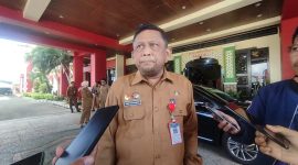 MENJELASKAN: Kepala DLH Sumenep, Arif Susanto saat diwawancarai wartawan (SandiGT - Seputar Jatim)