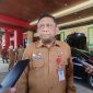 MENJELASKAN: Kepala DLH Sumenep, Arif Susanto saat diwawancarai wartawan (SandiGT - Seputar Jatim)