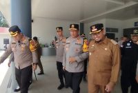 MEMANTAU: Kapolres Sumenep AKBP Henri Noveri (kiri) dan Bupati Sumenep, Achmad Fauzi Wongsojudo (kanan) mendampingi Kapolda Jatim Irjen. Pol. Nanang Avianto (tengah) saat mengunjungi Terminal Arya Wiraraja Sumenep (SandiGT - Seputar Jatim)