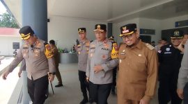 MEMANTAU: Kapolres Sumenep AKBP Henri Noveri (kiri) dan Bupati Sumenep, Achmad Fauzi Wongsojudo (kanan) mendampingi Kapolda Jatim Irjen. Pol. Nanang Avianto (tengah) saat mengunjungi Terminal Arya Wiraraja Sumenep (SandiGT - Seputar Jatim)