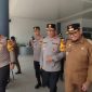MEMANTAU: Kapolres Sumenep AKBP Henri Noveri (kiri) dan Bupati Sumenep, Achmad Fauzi Wongsojudo (kanan) mendampingi Kapolda Jatim Irjen. Pol. Nanang Avianto (tengah) saat mengunjungi Terminal Arya Wiraraja Sumenep (SandiGT - Seputar Jatim)