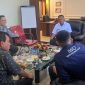 SANTAI: Pertemuan Ketua Umum IWO, Teuku Yudhistira beserta jajaran pengurus pusat, dengan Kakanwil Ditjenpas Sumatera Utara Yudi Suseno, berlangsung hangat (Doc. Seputar Jatim)