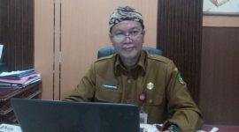 BERBLANGKON: Kepala DPMPTSP Sumenep, Abd. Rahman Riadi, saat diwawancarai di ruang kerjanya (SandiGT - Seputar Jatim)