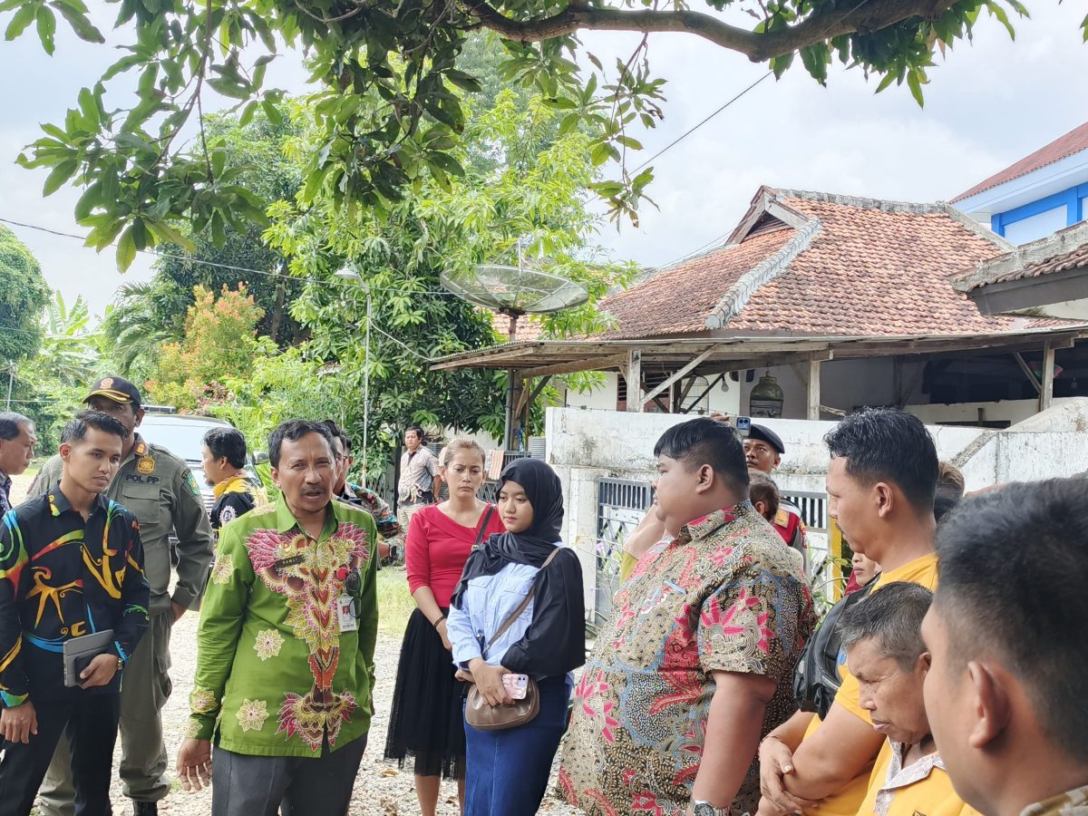 MEMANTAU: Kepala DKUPP Sumenep, Moh. Ramli (tengah) saat mendatangi lokasi PKL di Desa Pabian (SandiGT - Seputar Jatim)