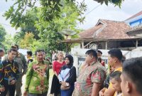 MEMANTAU: Kepala DKUPP Sumenep, Moh. Ramli (tengah) saat mendatangi lokasi PKL di Desa Pabian (SandiGT - Seputar Jatim)