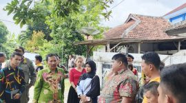 MEMANTAU: Kepala DKUPP Sumenep, Moh. Ramli (tengah) saat mendatangi lokasi PKL di Desa Pabian (SandiGT - Seputar Jatim)