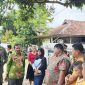 MEMANTAU: Kepala DKUPP Sumenep, Moh. Ramli (tengah) saat mendatangi lokasi PKL di Desa Pabian (SandiGT - Seputar Jatim)
