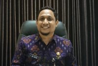 TERSENYUM: Kepala Dinas Pendidikan Sumenep, Agus Dwi Saputra saat diwawancarai di ruang kerjanya (SandiGT - Seputar Jatim)