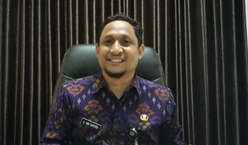 TERSENYUM: Kepala Dinas Pendidikan Sumenep, Agus Dwi Saputra saat diwawancarai di ruang kerjanya (SandiGT - Seputar Jatim)