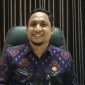 TERSENYUM: Kepala Dinas Pendidikan Sumenep, Agus Dwi Saputra saat diwawancarai di ruang kerjanya (SandiGT - Seputar Jatim)