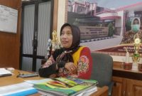 PAKAI BATIK: Direktur RSUD dr. H. Moh. Anwar Sumenep, Erliyati, saat berada di ruang kerjanya (Doc. Seputar Jatim)