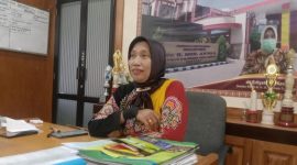 PAKAI BATIK: Direktur RSUD dr. H. Moh. Anwar Sumenep, Erliyati, saat berada di ruang kerjanya (Doc. Seputar Jatim)