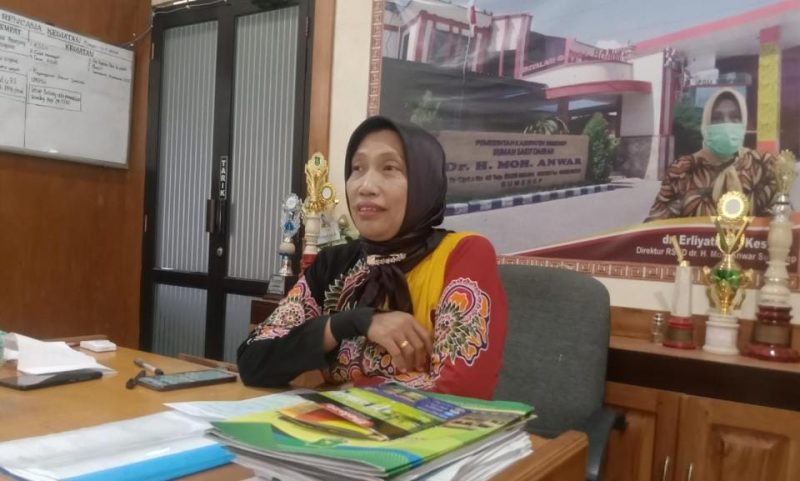 PAKAI BATIK: Direktur RSUD dr. H. Moh. Anwar Sumenep, Erliyati, saat berada di ruang kerjanya (Doc. Seputar Jatim)